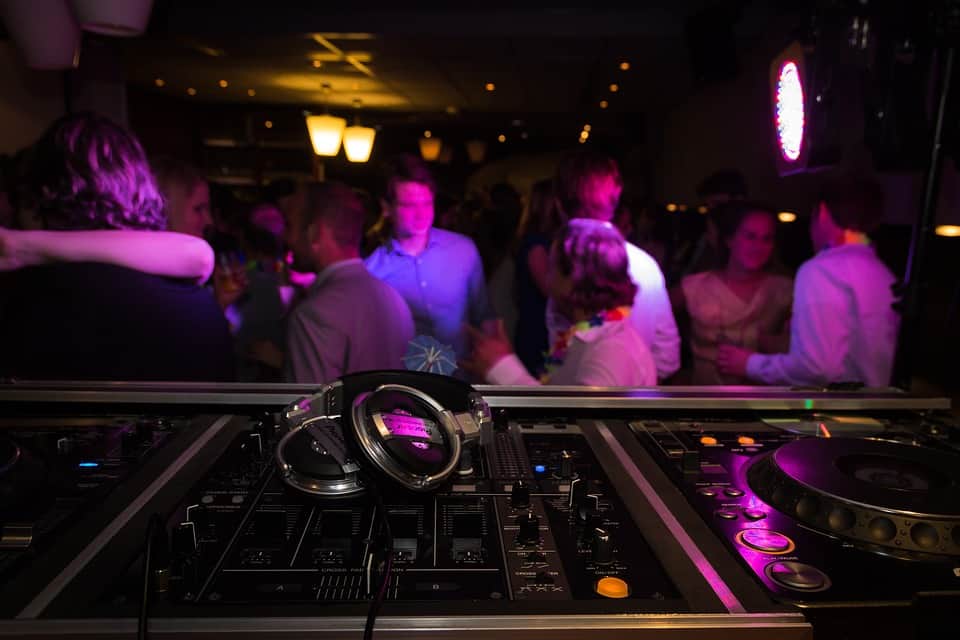 Cómo montar discotecas o salas de baile paso a paso