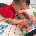 bebe-con-juguetes-sensoriales