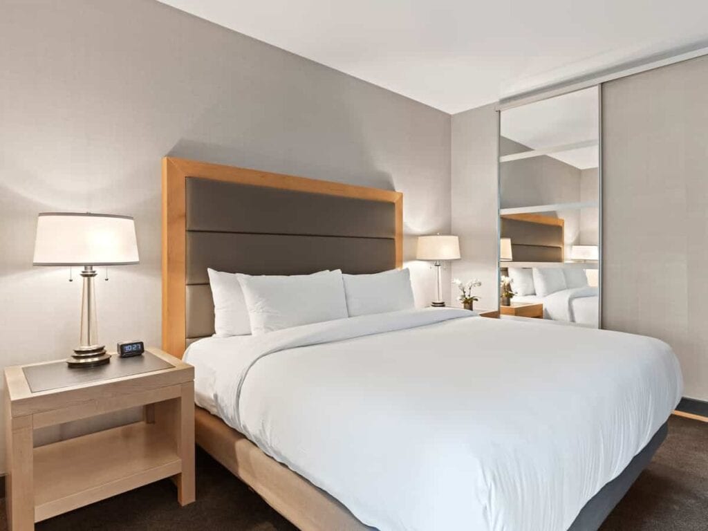 hacer una cama de hotel