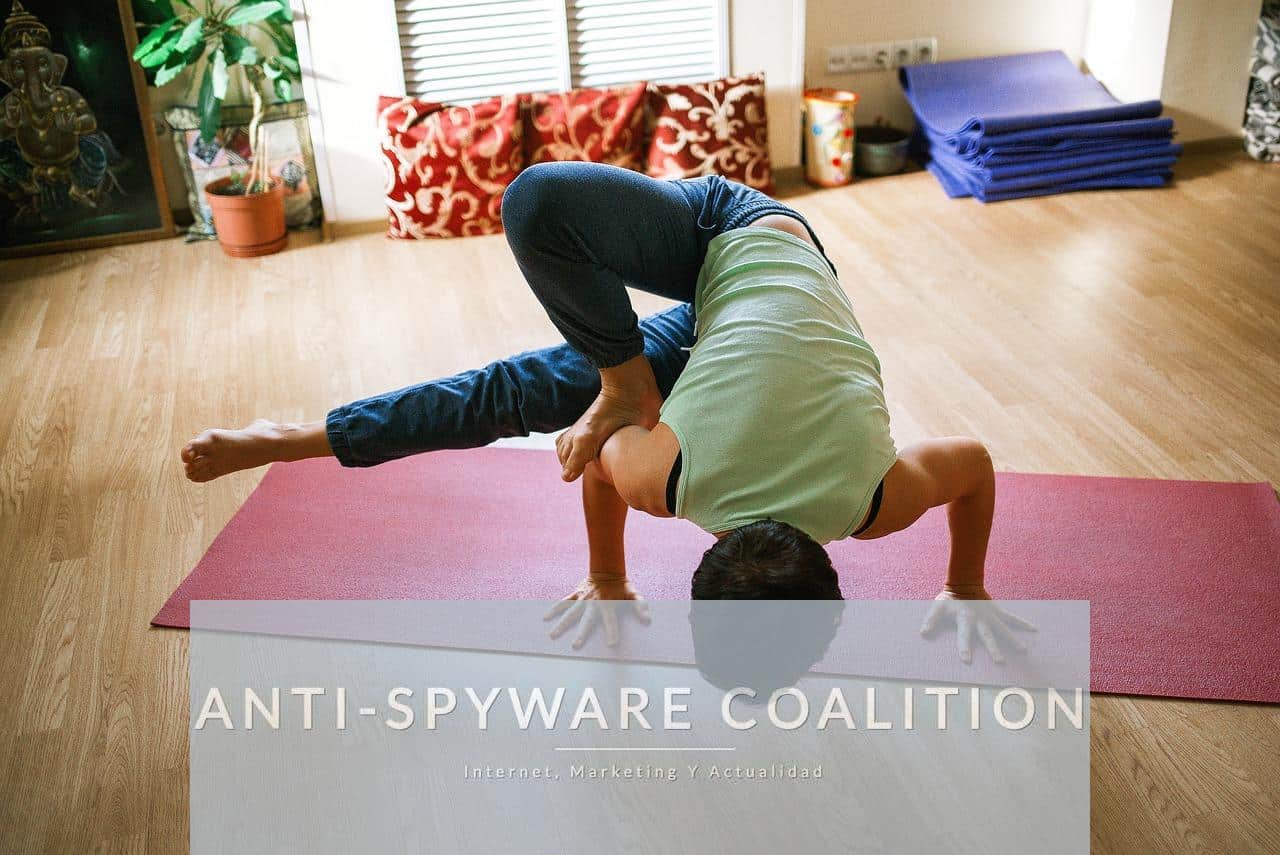 persona haciendo yoga