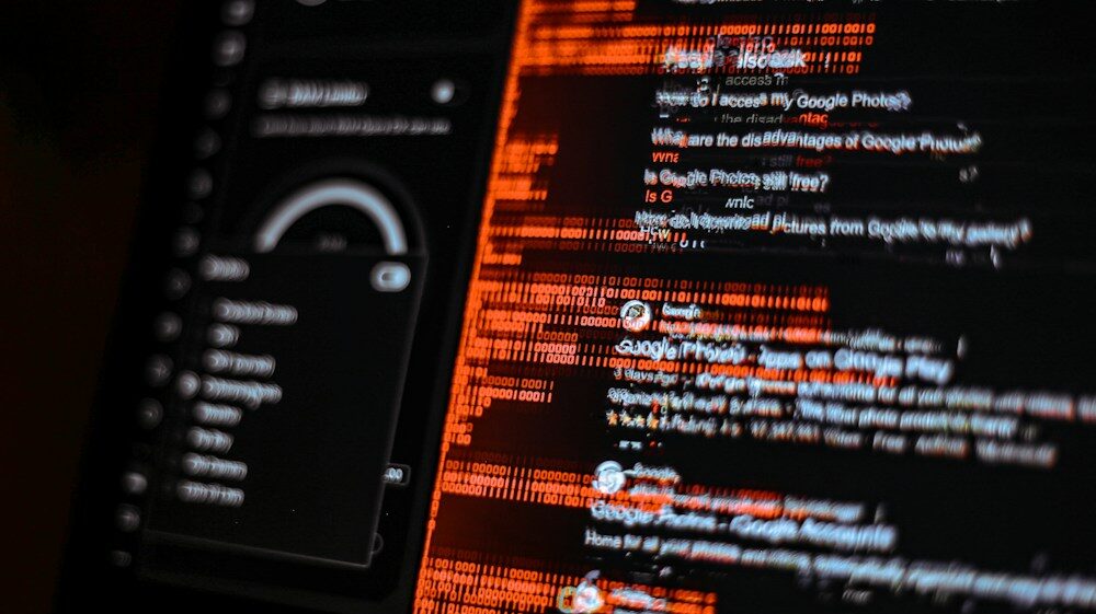 Código en la pantalla de un ordenador, imagen de qué es el malware