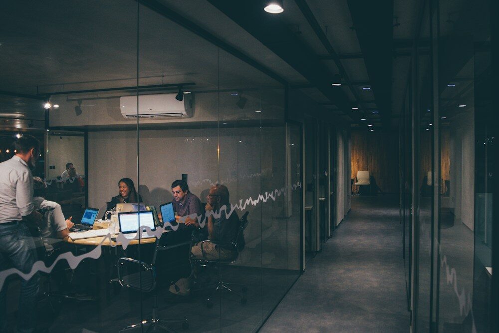 Oficina con ordenadores encendidos de noche, la redacción de Anti-Spyware Coalition