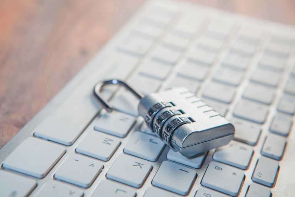 Candado sobre un teclado, protección contra el malware